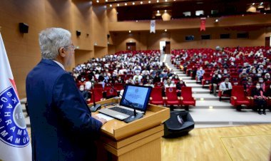 Üniversitemiz Tıp Fakültesi 2. Dönem Öğrencilerine Beyaz Önlükleri Törenle Giydirildi