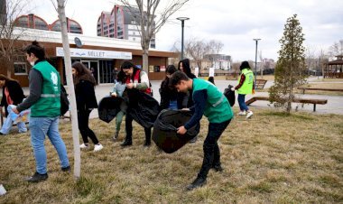 KAMED üyesi gönüllü gençler, çevre temizliğine dikkat çekti