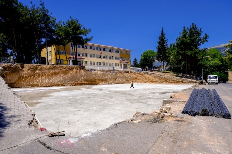 Divanlı’ya Kapalı Semt Pazarı Ve Halı Saha