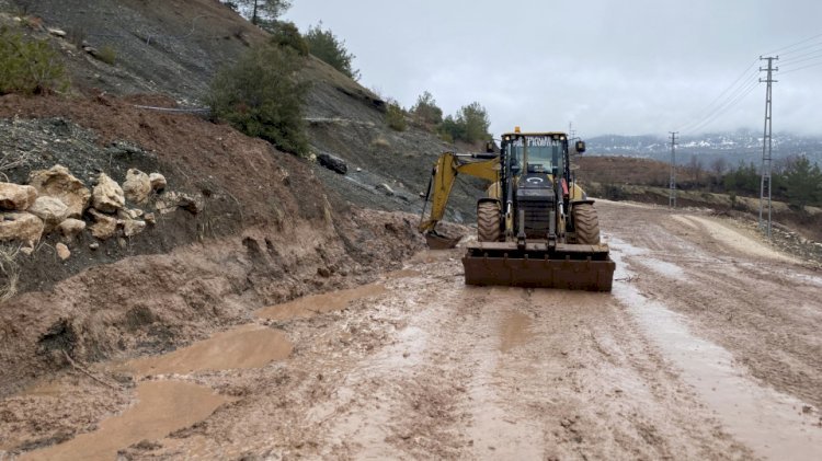 Büyükşehir, Sağanak Yağışların Vurduğu Kırsal Mahalle Yollarında da Görev Başında